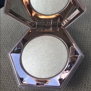 Fenty Beauty Makeup - Fenty highlighter Fenty Beauty Makeup - Fenty highlighter